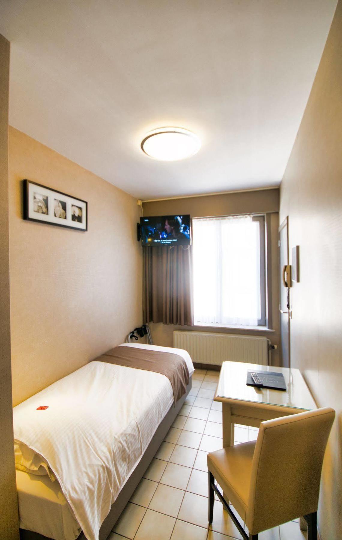 Hotel De Golf 2*